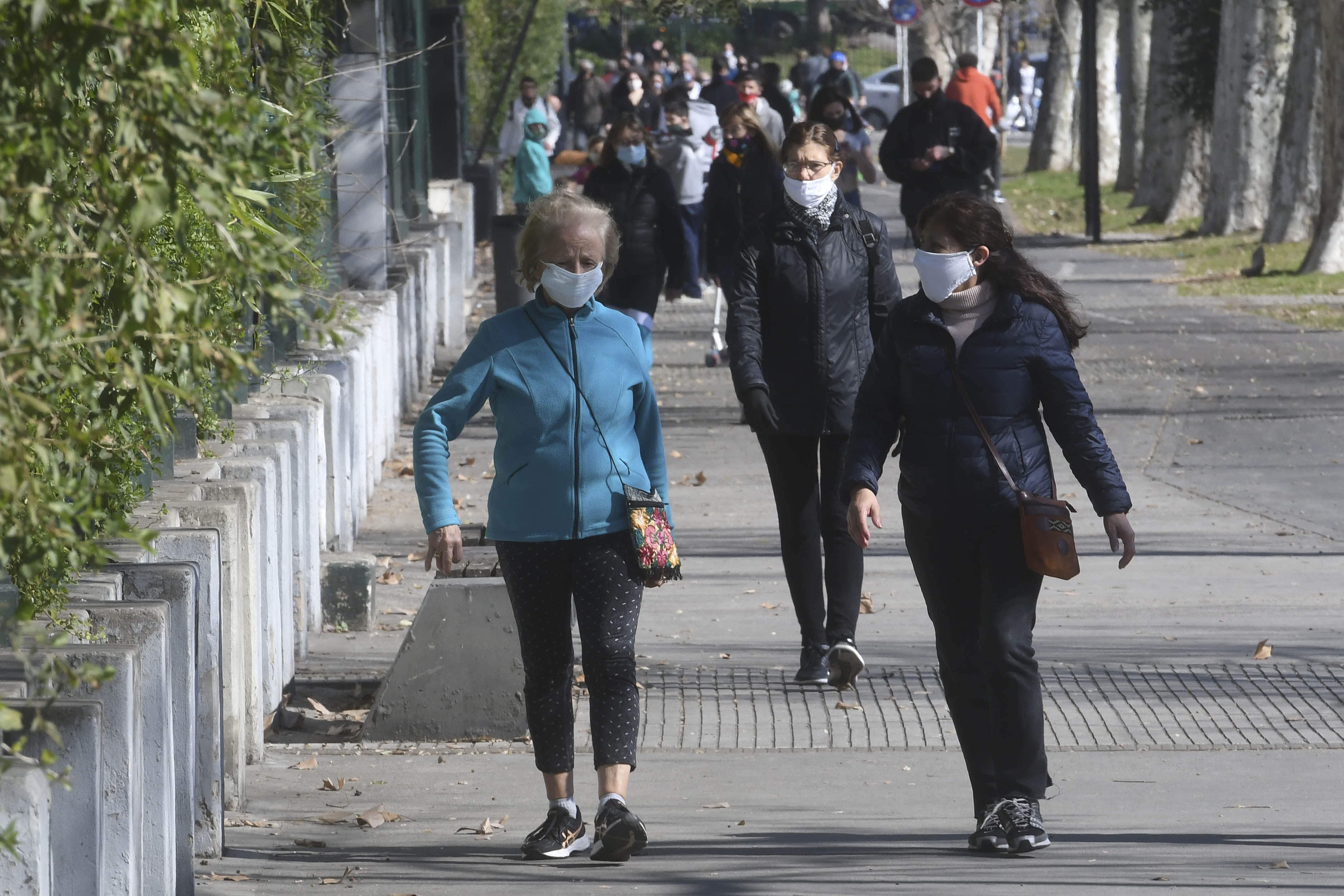 El-Argentino-mujeres-caminatas-barbijo-Covid-coronavirus-cuidados