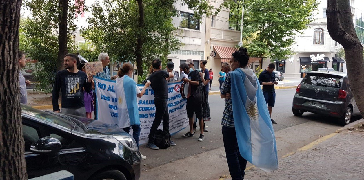 El-Argentino--militantes-antivacunas-