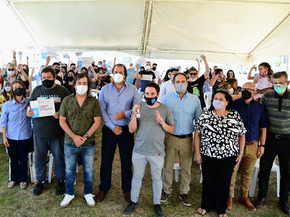 El-Argentino-Entrega de viviendas en Merlo