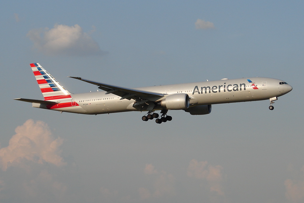 El-Argentino-American_Airlines_Boeing_777-300ER