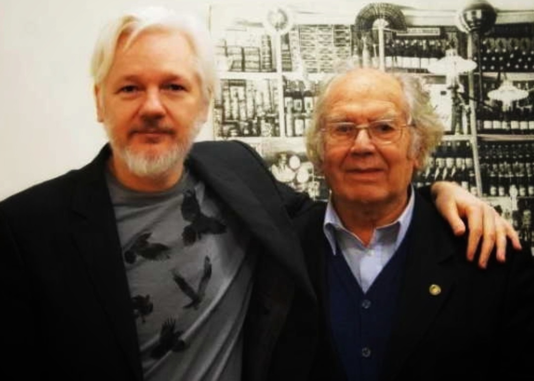 El-Argentino-Pérez Esquivel-Julian Assange