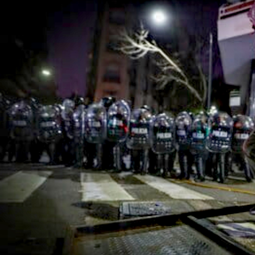 El-Argentino-Policía porteña en domicilio de CFK