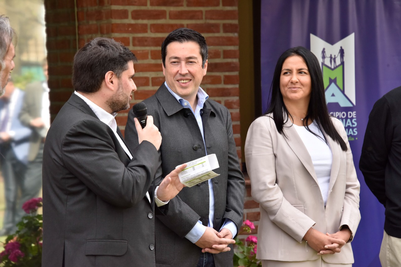 El-Argentino-Noe Correa y Leo Nardini hicieron entrega de certificados de habilitación a la empresa Steeldec