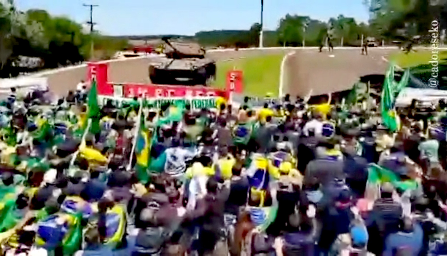 El-Argentino-Brasileños nazi frente a cuarteles pidiendo golpe de Estado