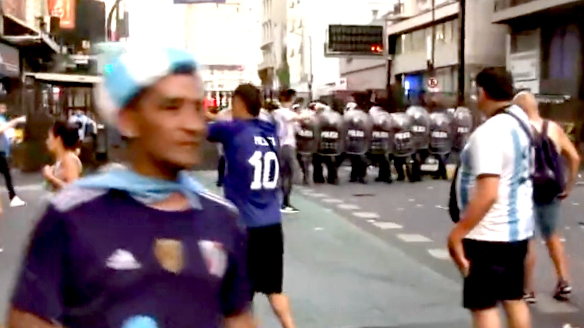 El-Argentino-La Policía porteña reprimió los festejos de Argentina en Avenida Corrientes que iban al Obelisco