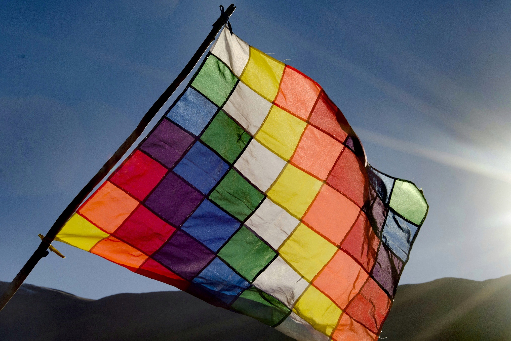 El-Argentino-Wipalla-Bandera Pueblos Originarios