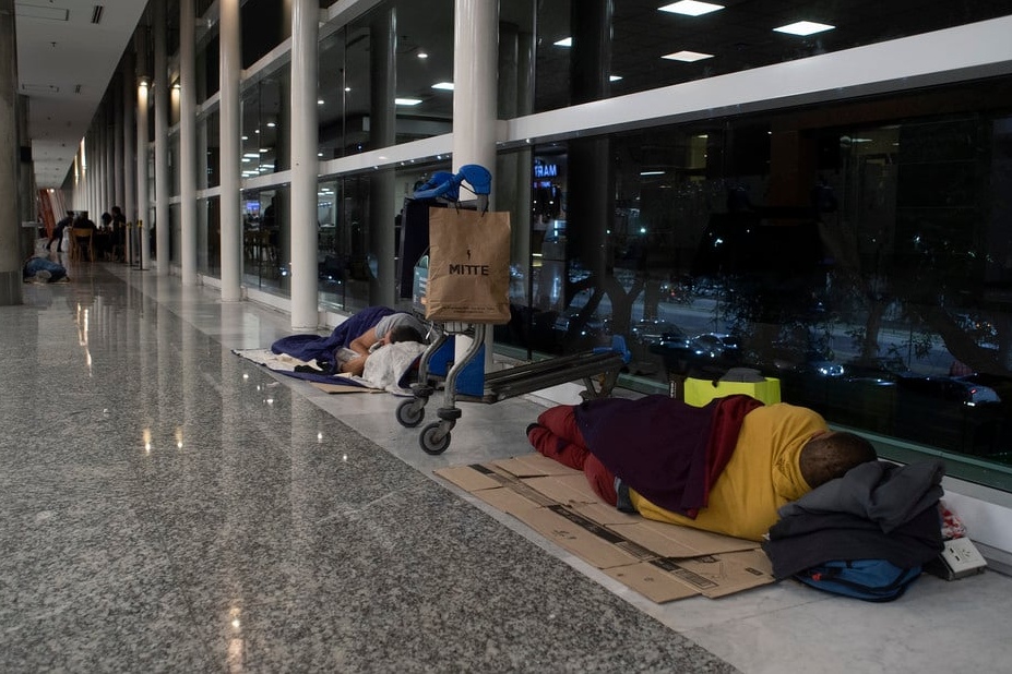 El-Argentino-Desalojo de personas que dormían en el aeroparque.