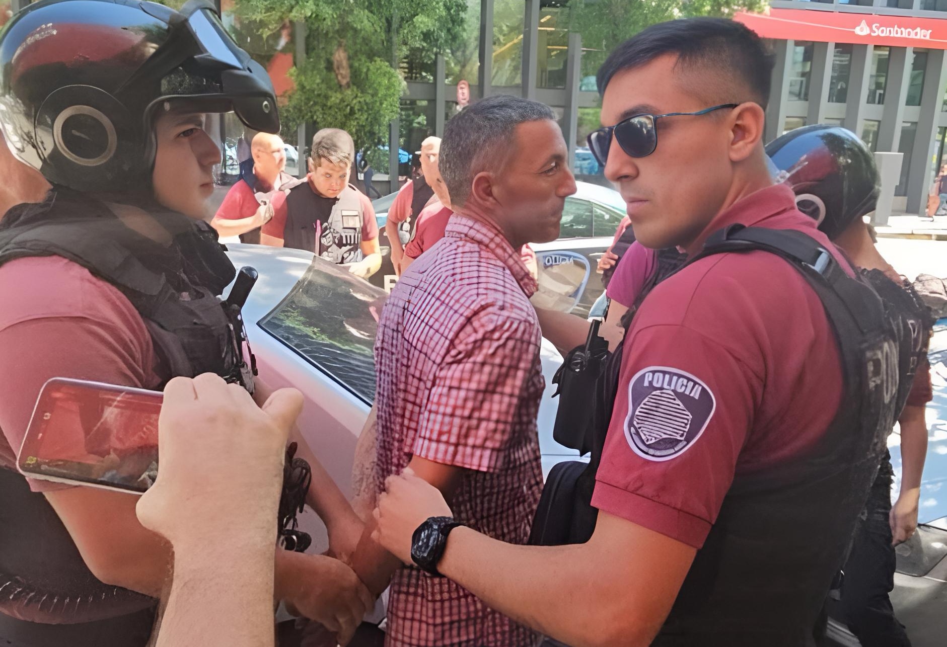 El-Argentino-Capturan al hombre que tiró botellazo a Javier Milei.