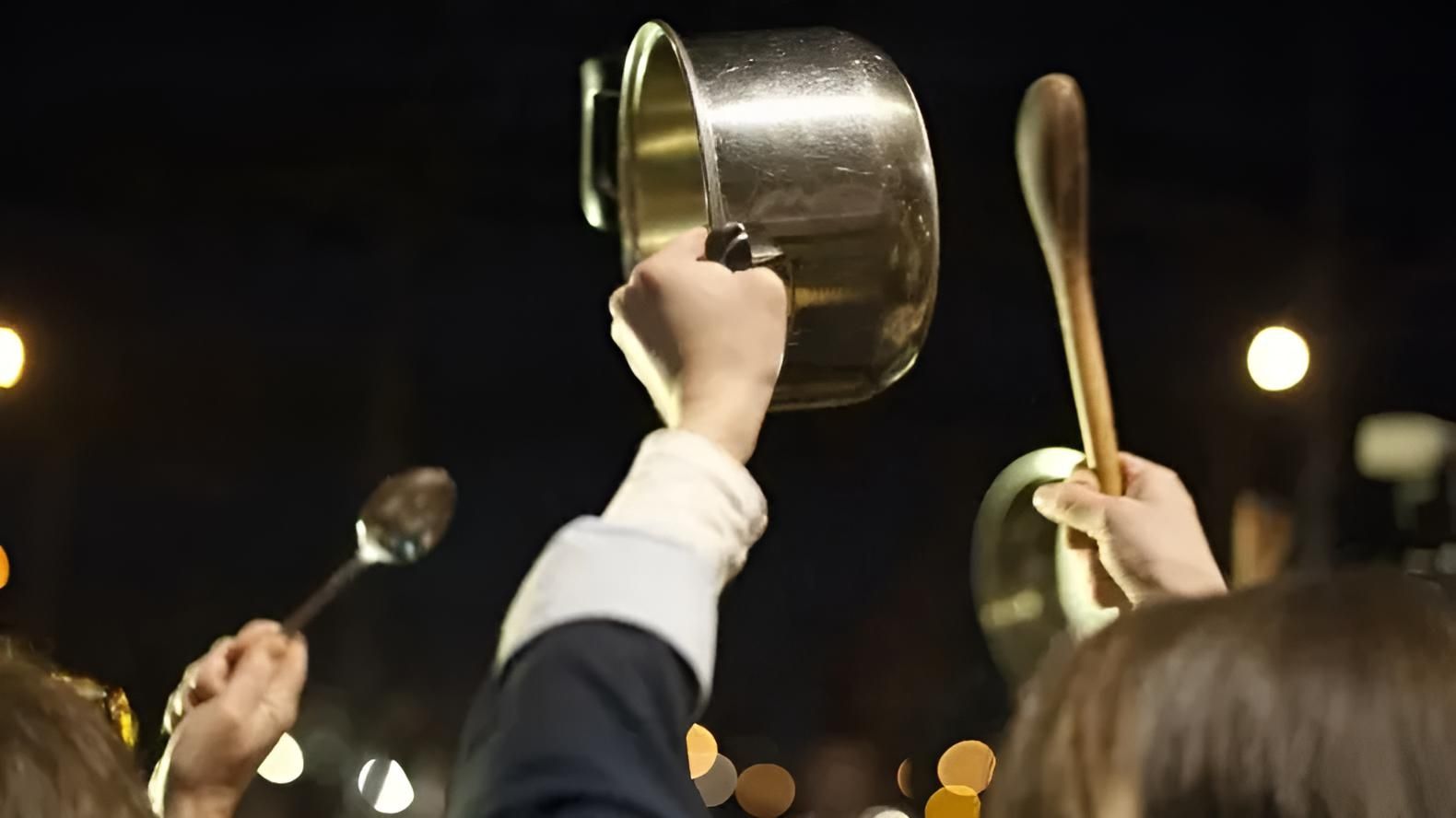 El-Argentino-Cacerolazo por el decretazo de Javier Milei.