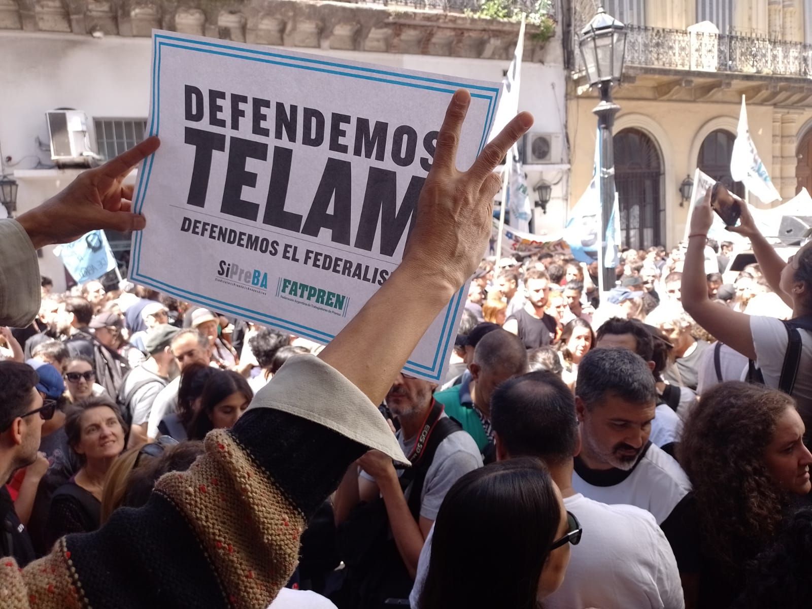 El Argentino Diario-Abrazo el defensa de Télam.