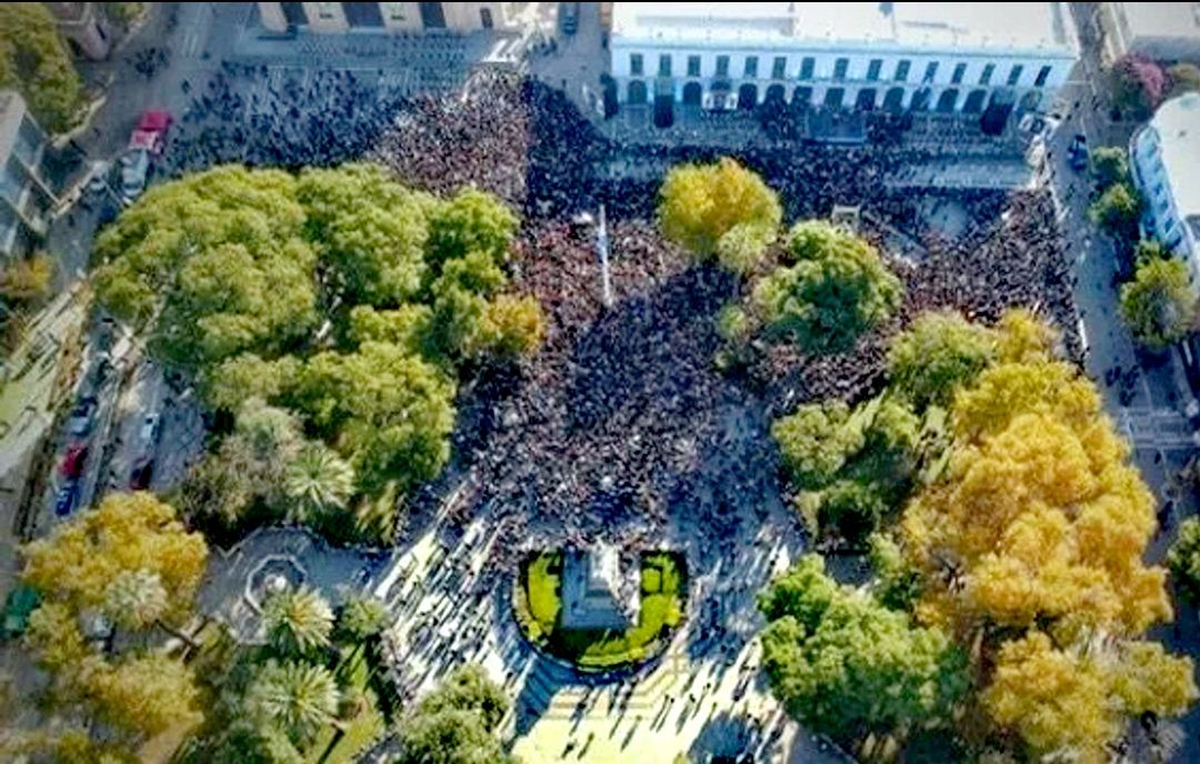 El Argentino Diario-Plaza del Cabildo cordobés a medio llenar.