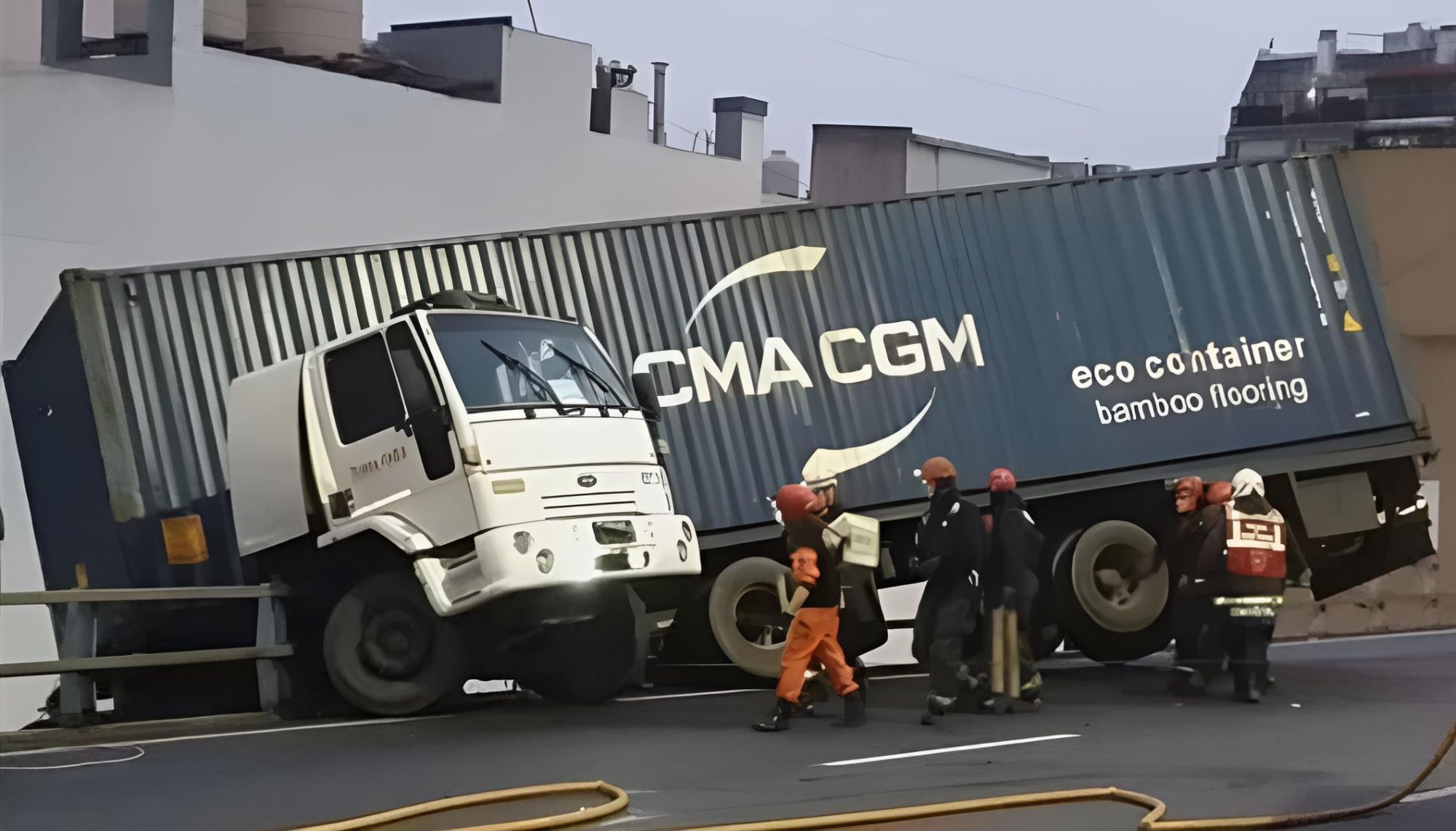 El Argentino Diario-Camión colgado en la Autopista 25 de Mayo.