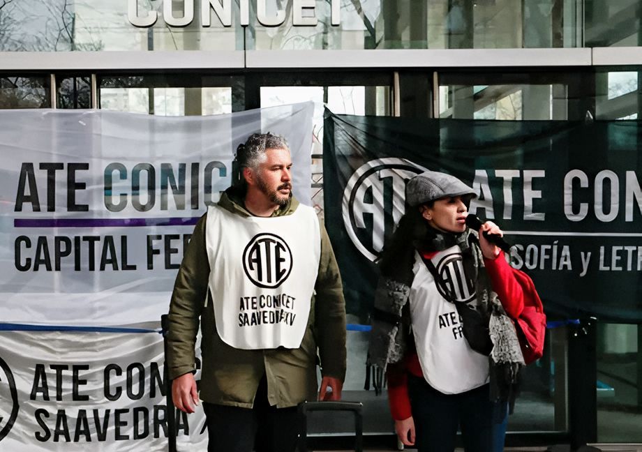 El Argentino Diario-Protesta en el CONICET: reclamo por crisis presupuestaria y despidos.