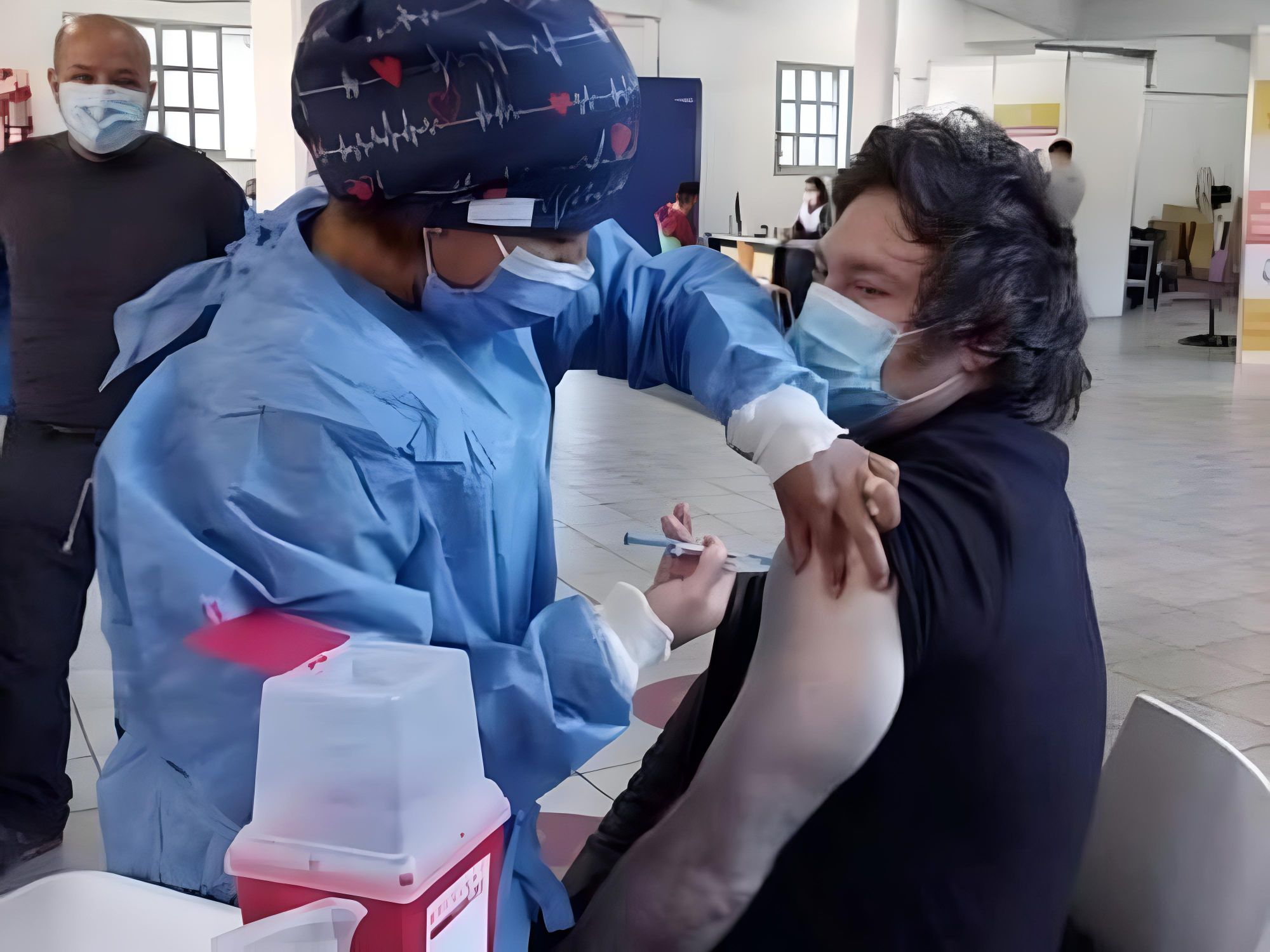 El Argentino Diario-Javier Milei se vacunó gratis contra el COVID.