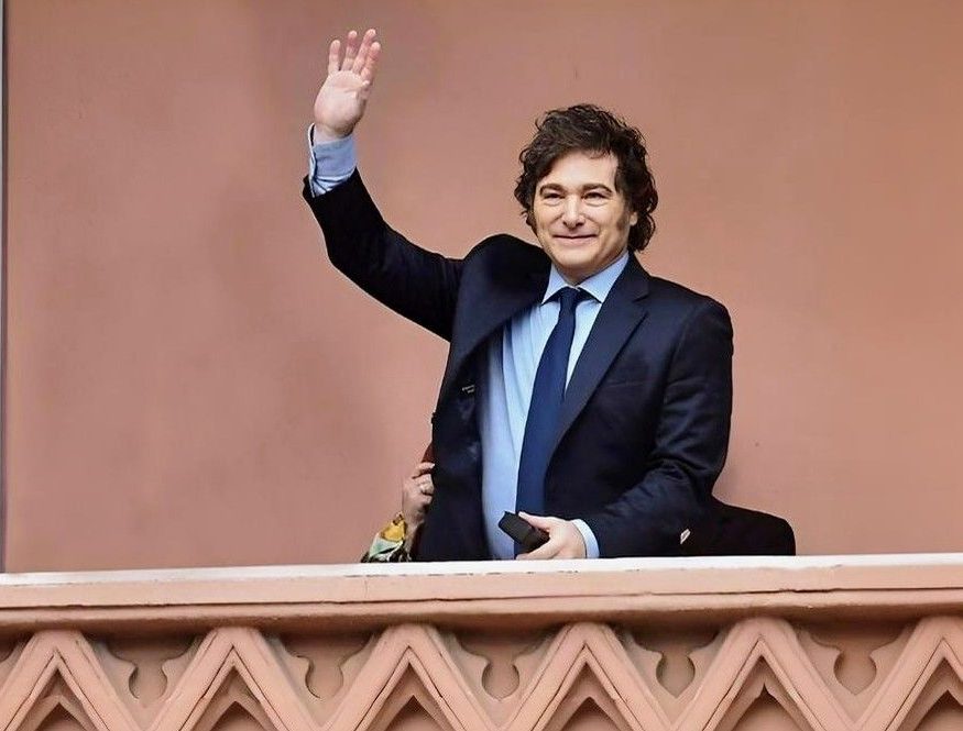 El Argentino Diario-Javier Milei en el balcón de la Rosada.