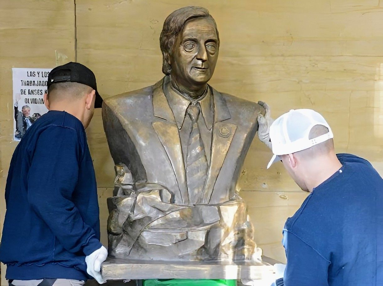 El Argentino Diario-Busto de Néstor Kirchner-Sede Anses.