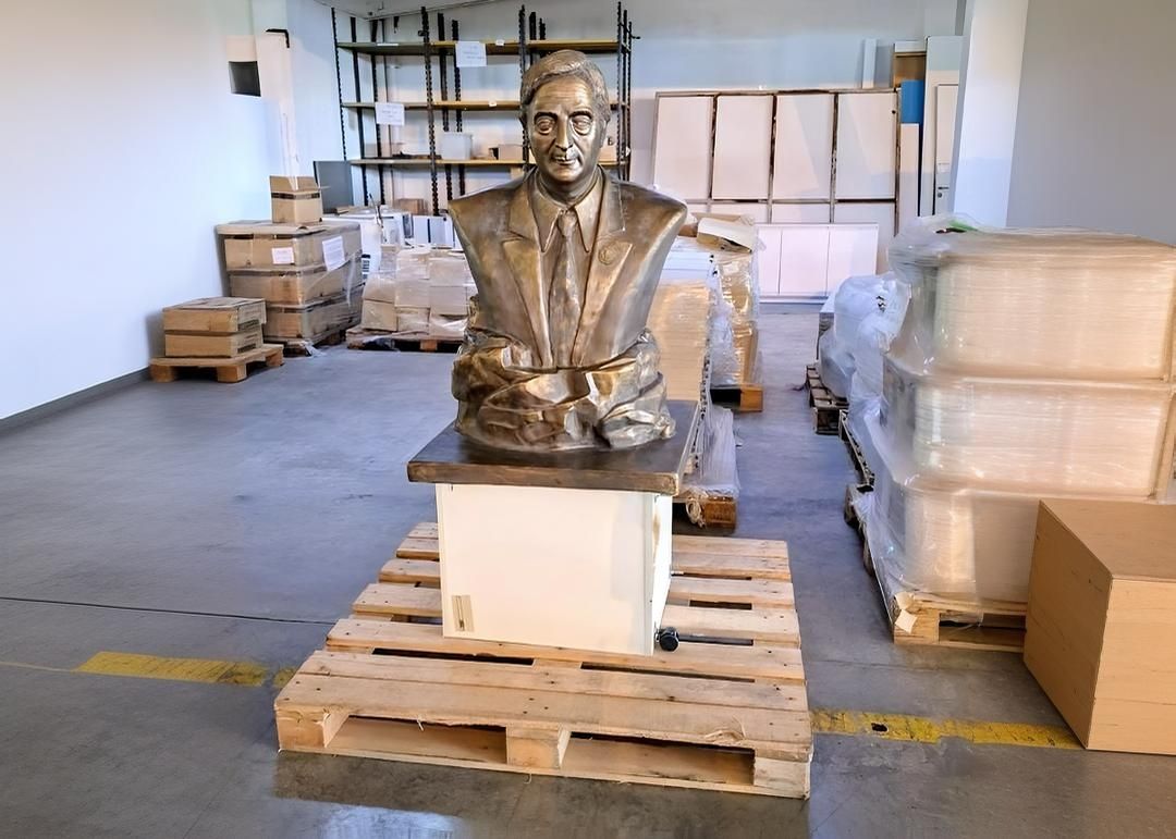 El Argentino Diario-Busto de Néstor Kirchner-Retirado de la sede de Anses.
