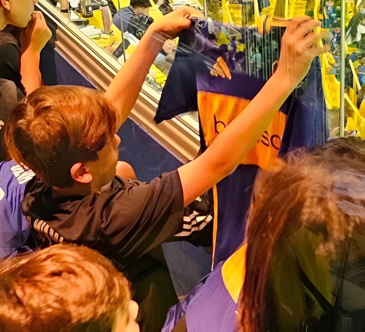 El Argentino Diario-Thiago Messi en La Bombonera y un gesto que emocionó a los hinchas de Boca.