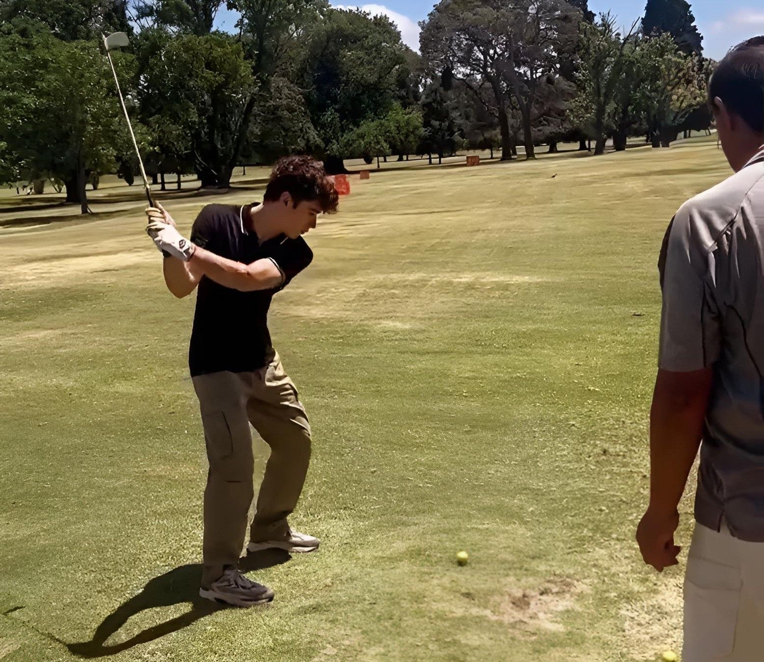 El Argentino Diario-Colapinto juega al golf en Tortugas.
