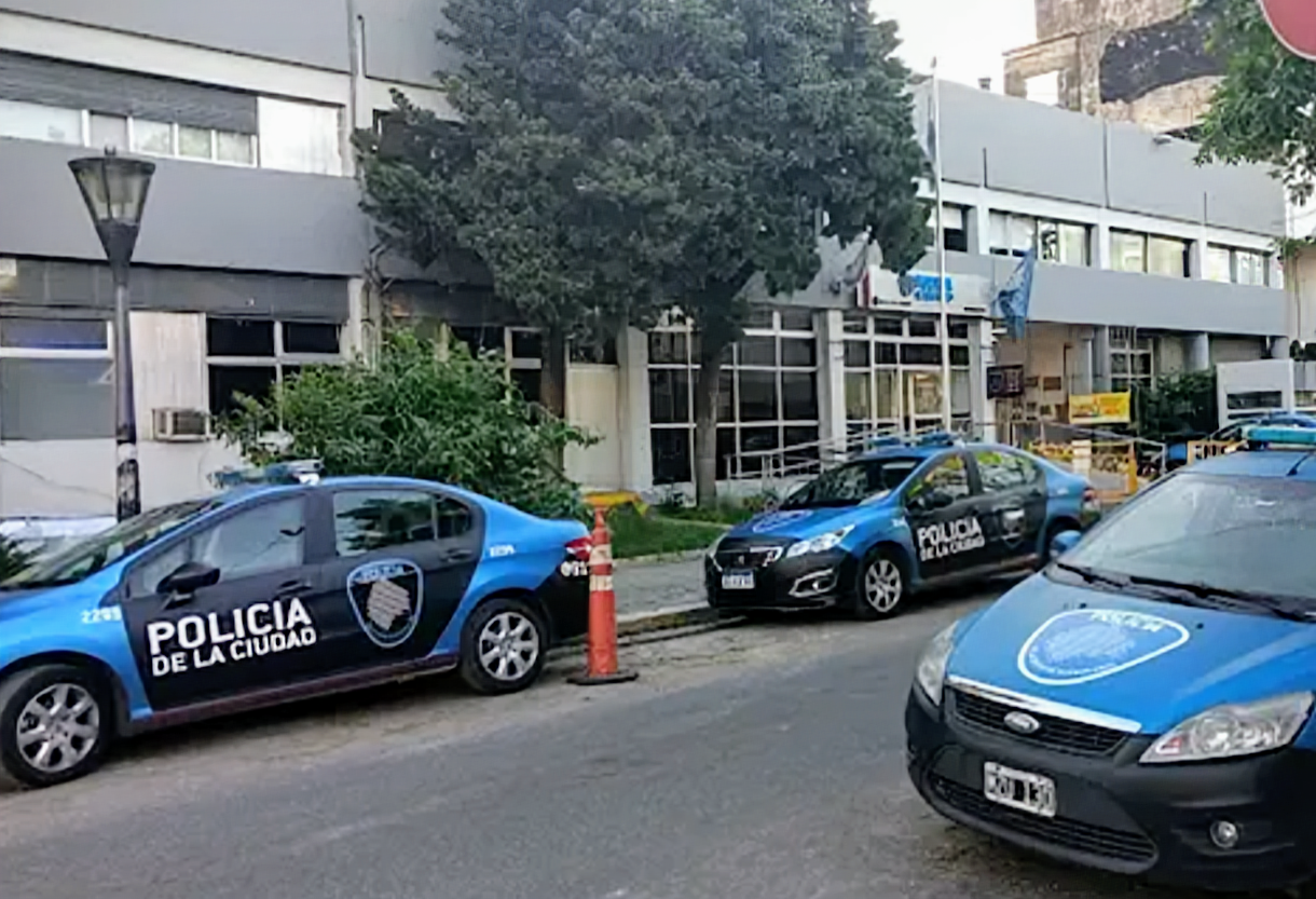 El Argentino diario-Comisaría de la Policía de la Ciudad y Alcaldía de Versalles.