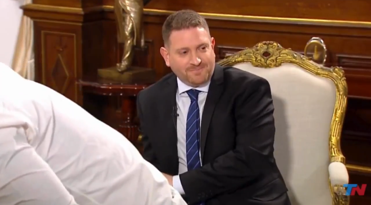 El Argentino Diario-El momento del susurro de Caputo a Milei que incomodó a Jony Viale.