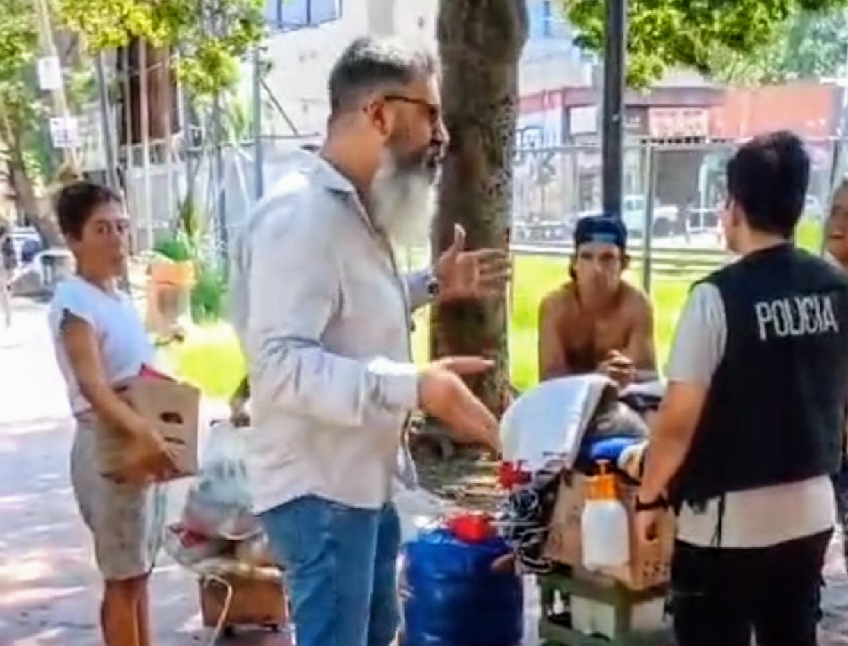 El Argentino Diario-Ariel Stella, subsecretaría de Seguridad de Morón, “limpiando” las calles de indigentes.