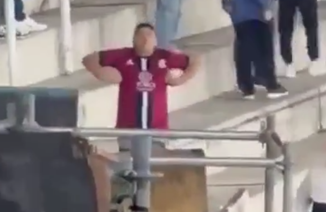 El Argentino Diario-Hincha de Talleres haciendo gestos de mono.