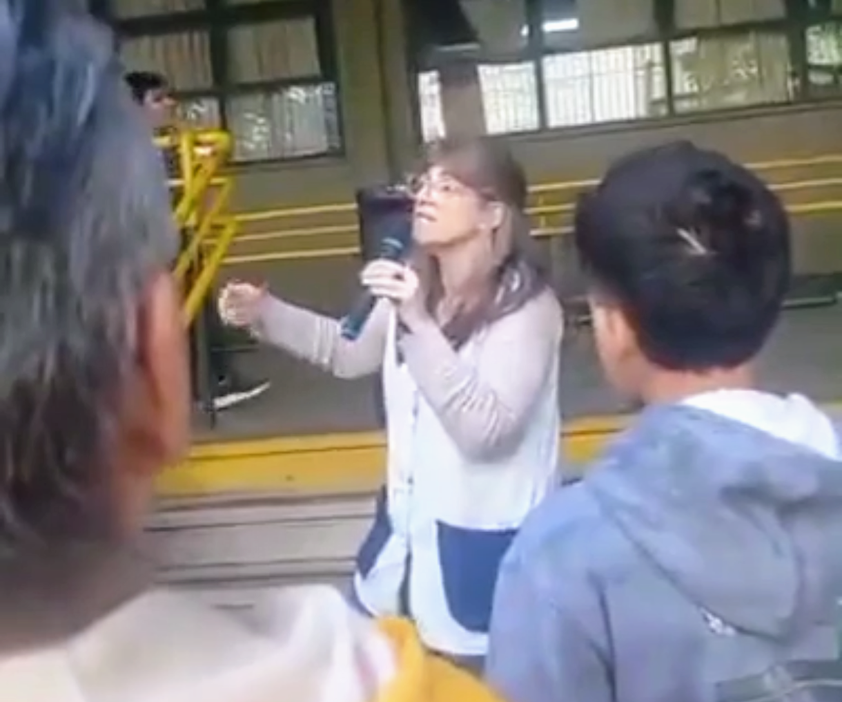 El Argentino Diario-Denuncian hombre acosa niños de una escuela ofreciendo chocolates.