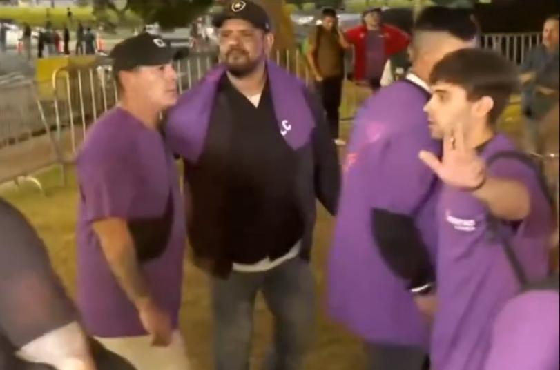 El Argentino Diario-El bochorno de los militantes rentados de LLA en el cierre de campaña de Adorni.