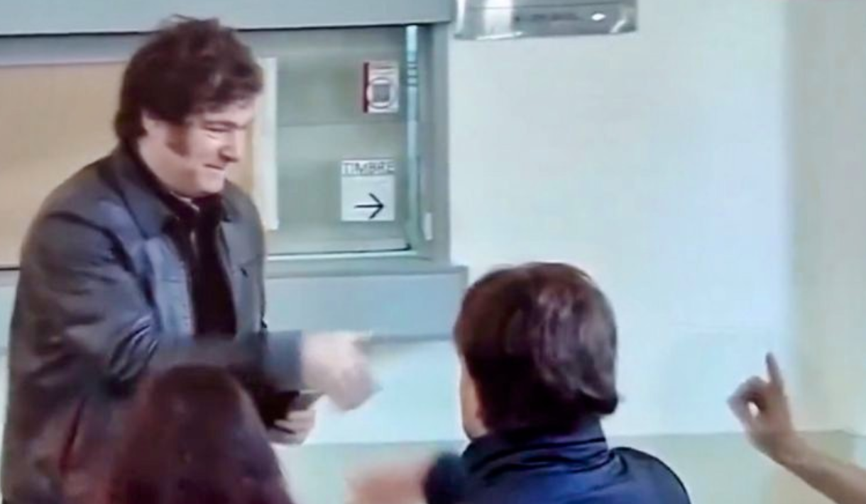 El Argentino Diario-Autoridad electoral rechazó saludar a Milei cuando fue a votar.