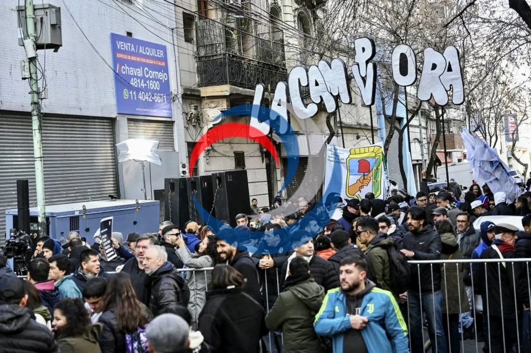 El Argentino Diario-Movilización periodista frente a la sede del PJ en apoyo a Cristina.
