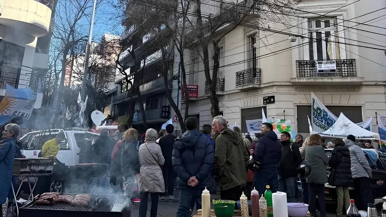 El Argentino diario-Manifestación-Acampe-casa de Cristina en Constitución.