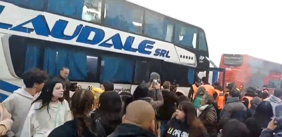 El Argentino Diario-Micros detenidos y requisados contra el Cristinazo.