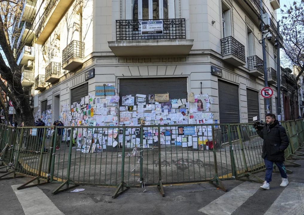 El Argentino Diario-Vallado frente a la casa de Cristina.
