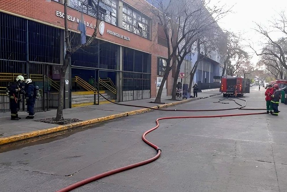El Argentino Diario-Incendio en escuela de Parque Chacabuco.