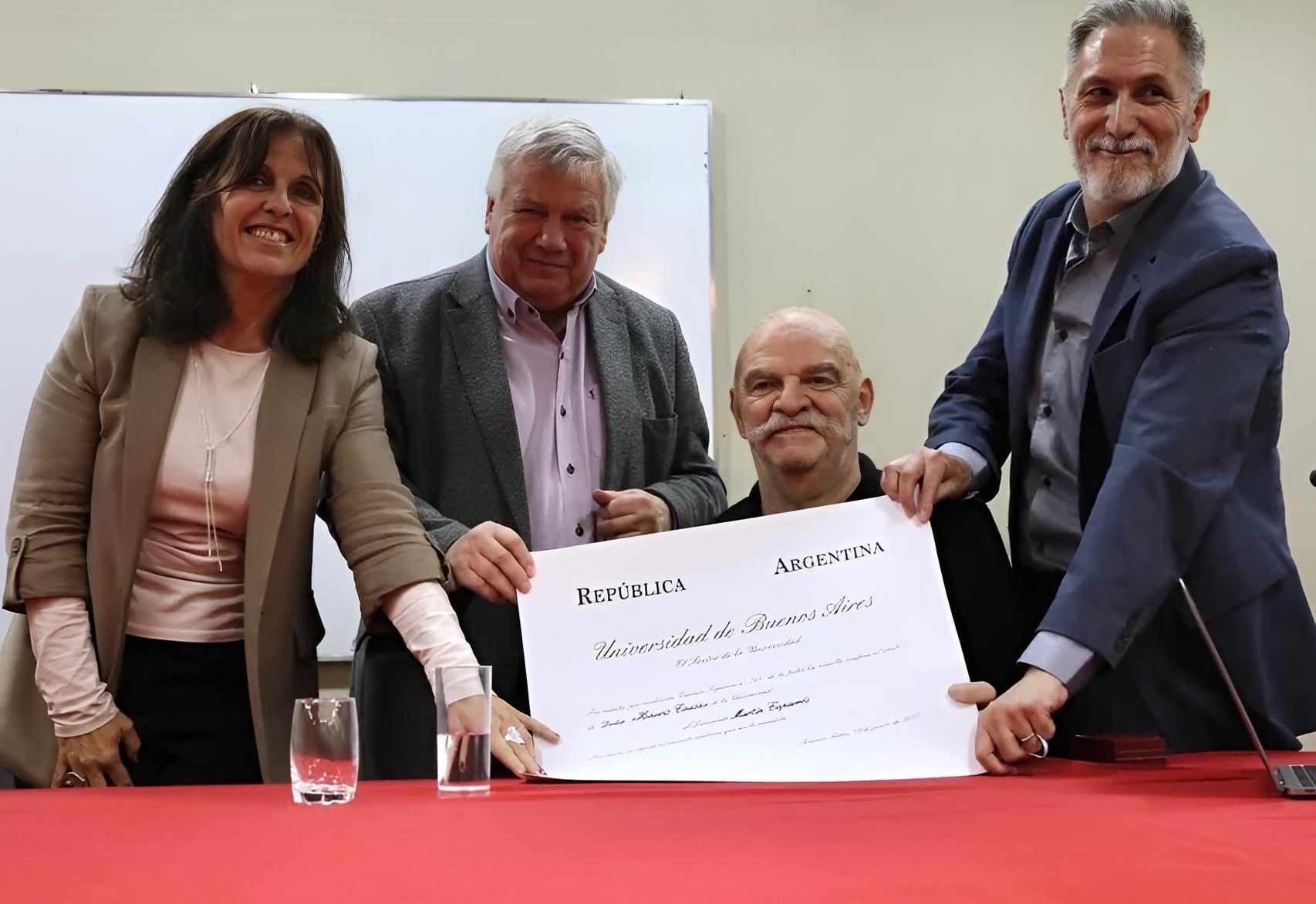 El Argentino Diario-Martín Caparrós, Doctor Honoris Causa de la UBA por su aporte a la cultura.