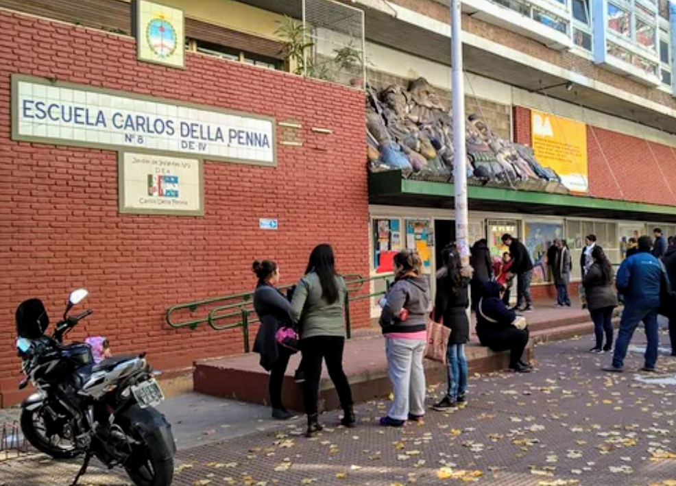 El Argentino Diario-Escuela de La Boca-Director herido con birome.