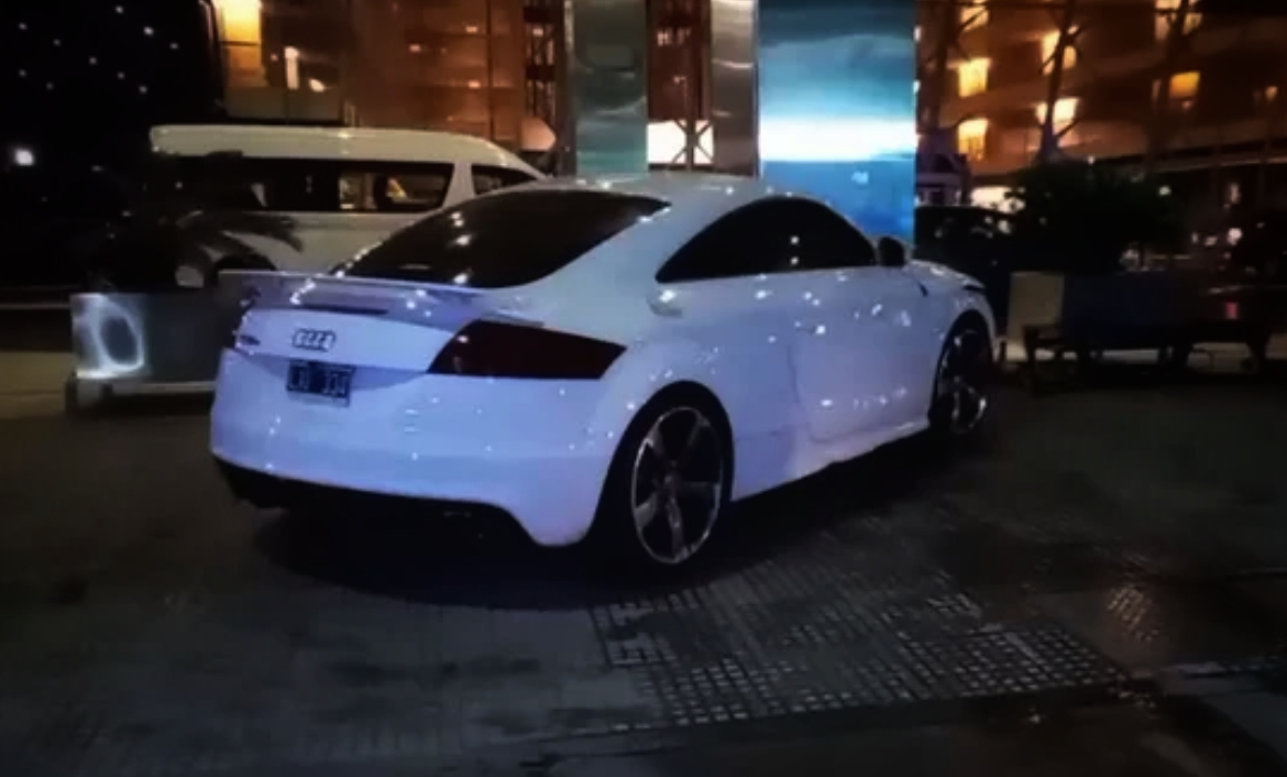 El Argentino Diario-Lujoso automóvil chocó en Puerto Madero.