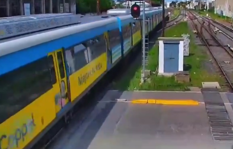 El Argentino Diario-Tren Sarmiento: siguen las demoras tras el descarrilamiento que dejó 20 heridos.