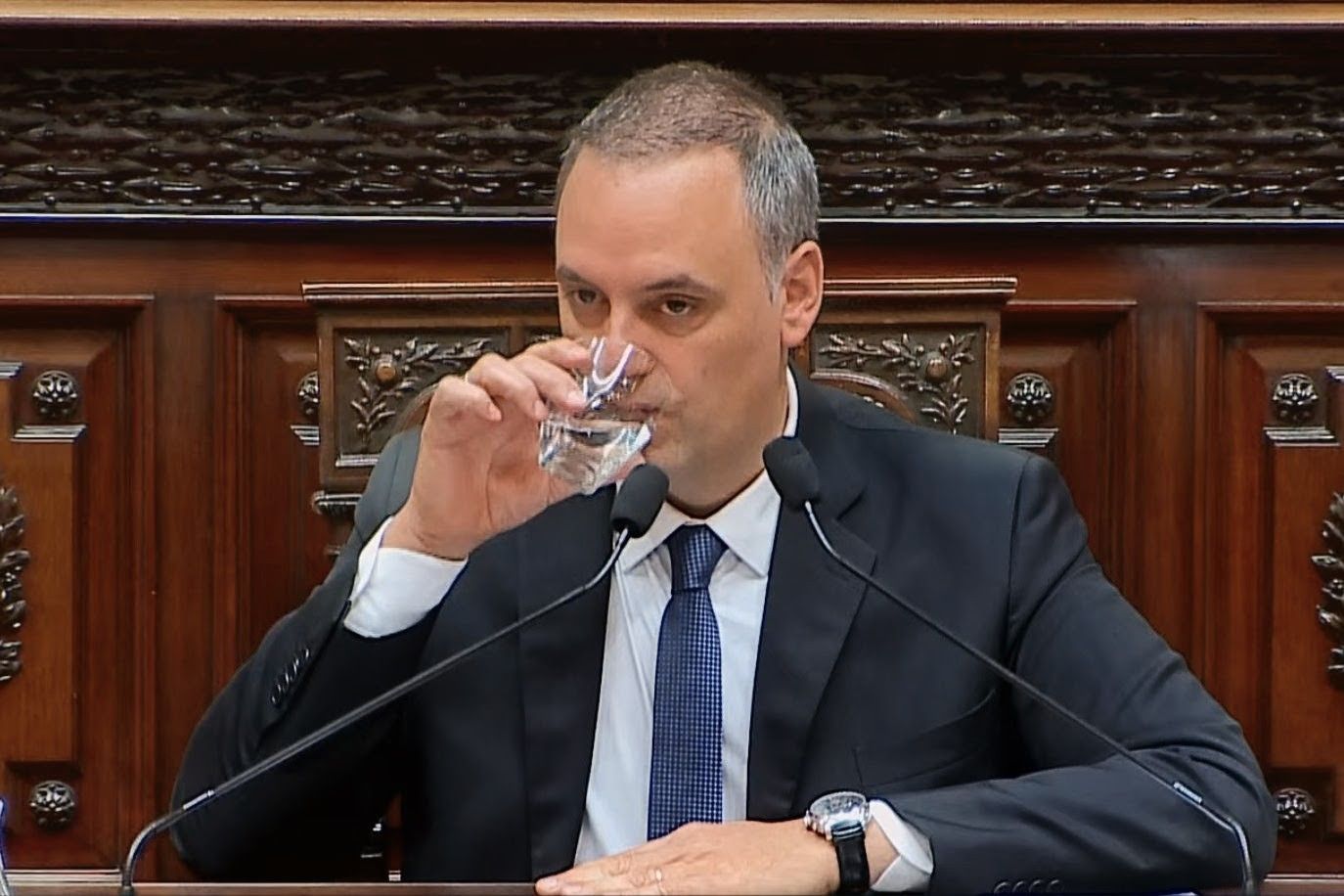 El Argentino Diario-Manuel Adorni da la cara en el Congreso.