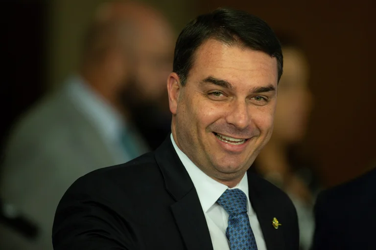 Flávio Bolsonaro, senador brasileño, en una fotografía real.