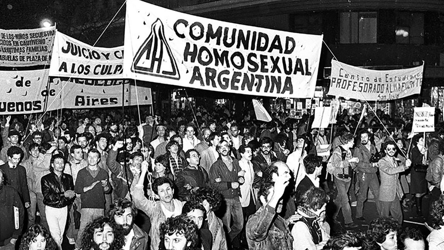 Columna de la Comunidad Homosexual Argentina en una marcha de los años ochenta en Buenos Aires