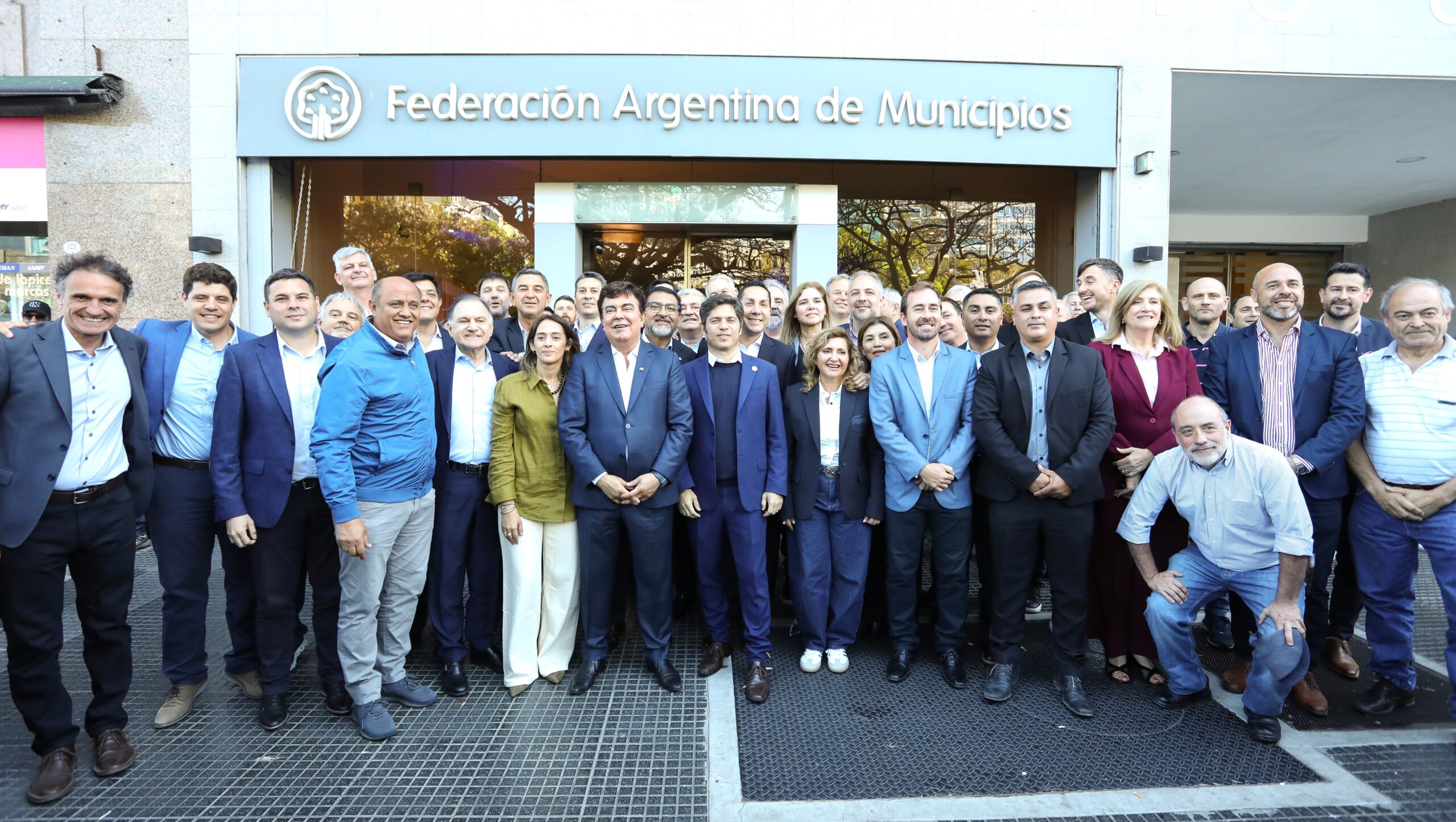 Fernando Espinoza junto a intendentes frente a la sede de la Federación Argentina de Municipios