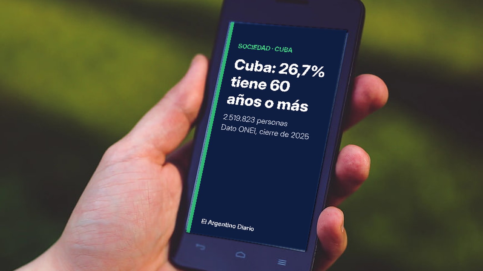 Placa de El Argentino Diario sobre el envejecimiento de la población en Cuba en la pantalla de un celular