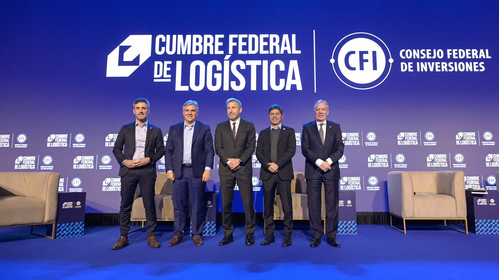 Kicillof, Llaryora, Frigerio, Suárez y Lamothe de pie en el escenario de la Cumbre Federal de Logística del CFI