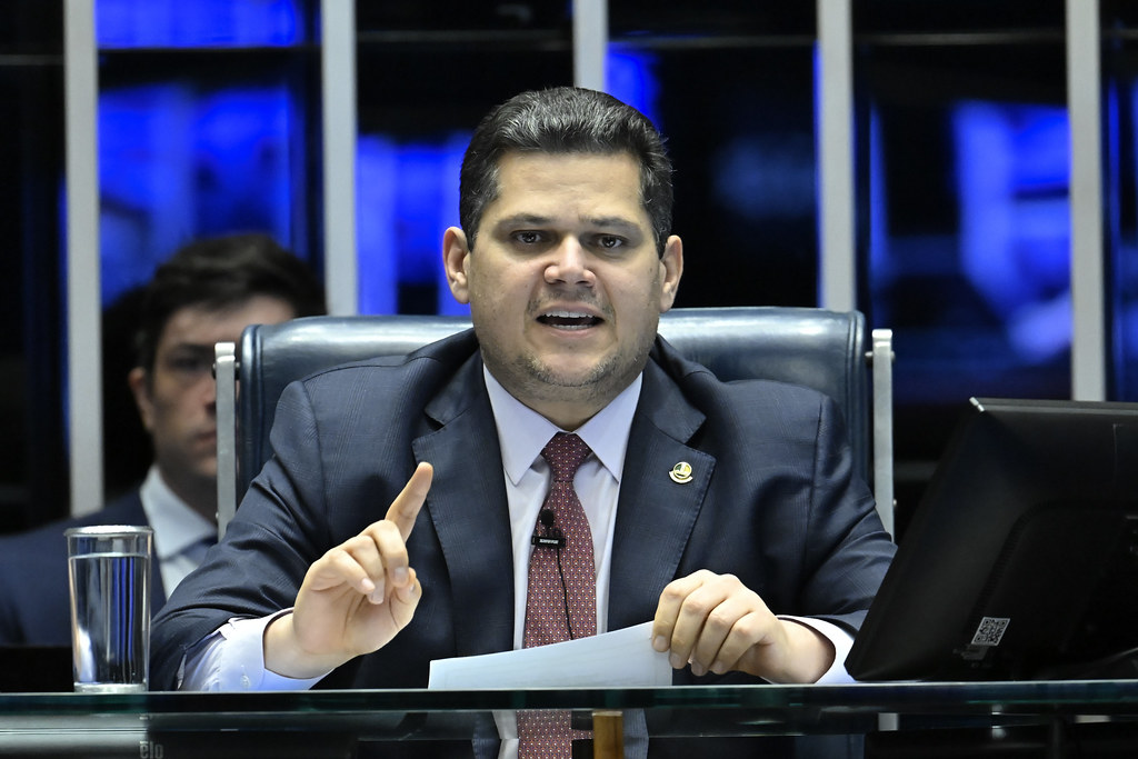 Davi Alcolumbre, presidente del Senado de Brasil, habla durante una sesión del plenario del Senado Federal.
