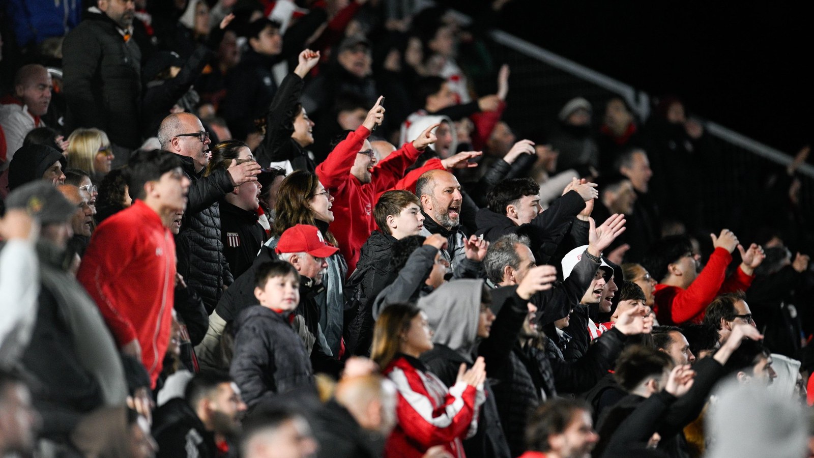 Hinchas de Estudiantes de La Plata alientan en el estadio Jorge Luis Hirschi