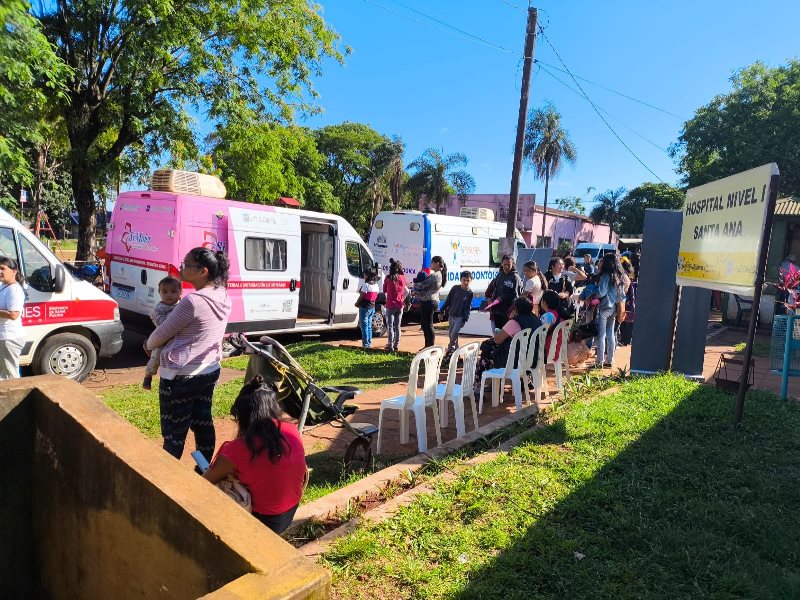 Vecinos esperan atención frente al Hospital Nivel I de Santa Ana, en Misiones