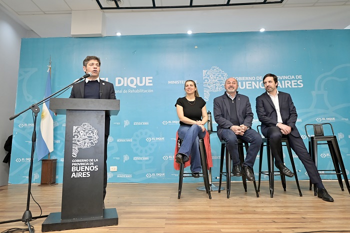 El gobernador Axel Kicillof habla desde un atril del Gobierno de la Provincia de Buenos Aires