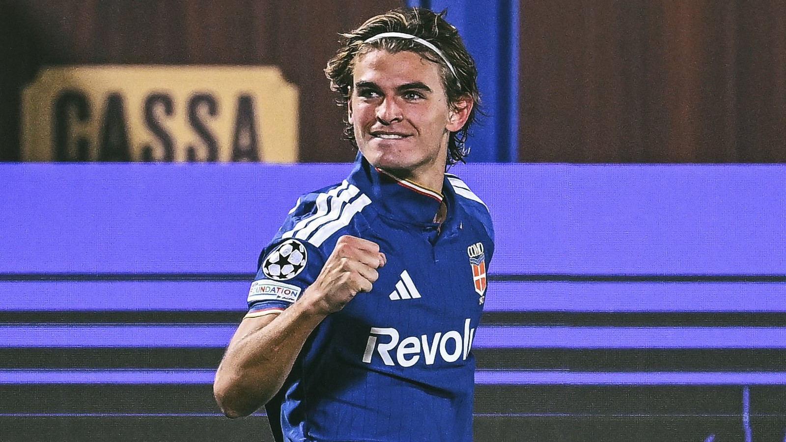 Nico Paz festeja su gol para el Como ante el Manchester United en la Champions League